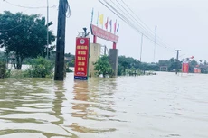 Một số tuyến đường ở Hà Tĩnh đã bị nước lũ bao vây.