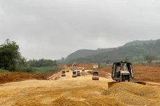 Thiếu nguồn cung ứng vật liệu đang gây chậm trễ thi công nhiều tuyến đường. Ảnh: Internet 