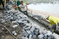 Đa số thợ xây, phụ hồ trên các công trường hiện nay thuộc nhóm lao động phi chính thức. Ảnh: Lê Tiên