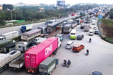 Sự mất cân đối giữa các loại hình vận tải gây sức ép lớn lên kết cấu hạ tầng đường bộ. Ảnh: Lê Tiên