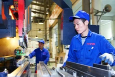Việt Nam có khoảng 800.000 doanh nghiệp đang hoạt động, trong đó doanh nghiệp có quy mô nhỏ và vừa chiếm 97%, đóng góp 45% GDP, 31% tổng thu ngân sách. Ảnh: Nhã Chi