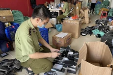 Hà Nội: Phát hiện số lượng lớn mỹ phẩm giả mạo nhãn hiệu Gucci, Boss, Levis, Chanel