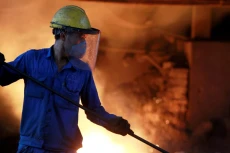 Một công nhân làm việc trong nhà máy thép của Hòa Phát - Ảnh: Reuters/Nikkei.