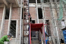 Nguyên nhân xảy ra sự cố thiết bị vận thăng là do gãy trục bánh răng ăn khớp với thanh răng, trong khi đó phanh chống rơi của vận thăng không hoạt động. Ảnh: St