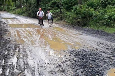 Khi hoàn thành công trình, đường địa phương và các công trình hạ tầng khác mà nhà thầu sử dụng phục vụ thi công phải được dọn dẹp, hoàn trả lại tình trạng ban đầu