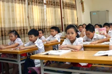 Hồ sơ mời thầu yêu cầu cung cấp hàng mẫu trước thời điểm đóng thầu gồm: bàn ghế học sinh tiểu học, trung học cơ sở; bàn ghế phòng lý, sinh; máy chiếu vật thể. Ảnh minh họa: Lê Tiên