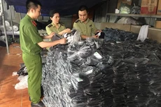 Tiếp tục bắt quả tang cơ sở sản xuất quần áo giả mạo các nhãn hiệu nổi tiếng