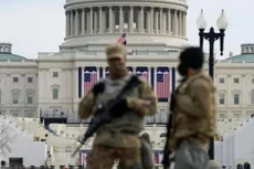 Binh sỹ Vệ binh Quốc gia đứng gác bên ngoài tòa nhà Quốc hội Mỹ ở Washington DC ngày 17/1 - Ảnh: Reuters.