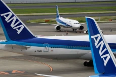 ANA và JAL đang khai thác lần lượt 19 và 13 chiếc Boeing 777 với cùng động cơ Pratt & Whitney PW4000 gặp sự cố bốc cháy của United Airlines - Ảnh: NHK