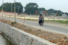 Gói thầu Xây dựng thuộc Dự án Nâng cấp đường Trúc Ly - Hàm Ninh do Ban Quản lý dự án đầu tư xây dựng và Phát triển quỹ đất huyện Quảng Ninh làm chủ đầu tư. Ảnh minh họa: LTT