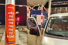 Một xe ô tô phải dừng hơn 10 phút tại Trạm thu phí không dừng Bắc Giang - Lạng Sơn tối ngày 2/3/2021 sau khi bị trừ tiền nhưng barie không mở cho xe lưu thông