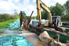 Thời gian qua, Chính phủ đã dành ưu tiên từ nhiều nguồn kinh phí ngân sách trung ương để khắc phục các điểm sạt lở, di dời các hộ dân trong vùng sạt lở. Ảnh: An Long