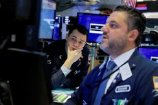 Các nhà giao dịch cổ phiếu trên sàn NYSE ở New York, Mỹ - Ảnh: Reuters.