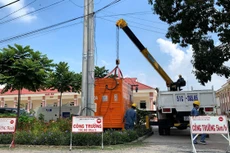 Công ty Điện lực Hóc Môn lắp đặt máy biến áp lưu động 400 kVA để cấp điện ưu tiên cho Bệnh viện dã chiến điều trị Covid-19 tại Sư đoàn 317, huyện Hóc Môn