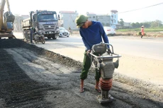 Từ năm 2019 đến nay, tất cả các gói thầu bảo trì đường bộ đều được đấu thầu qua mạng, trừ các gói thầu sửa chữa đột xuất, tư vấn và kiểm toán dưới 500 triệu đồng. Ảnh: Lê Tiên