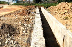 Gói thầu bị kiến nghị gồm các hạng mục công việc đơn giản như xây sân nền, rãnh thoát nước, bồn hoa… Ảnh minh họa: Nhã Chi