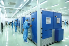 Chính phủ đã thay đổi biện pháp phòng, chống dịch từ phòng ngự sang chủ động tấn công, chống dịch nhưng không đình trệ sản xuất, đứt gãy chuỗi cung ứng, ảnh hưởng đến tăng trưởng kinh tế. Ảnh: Lê Tiên