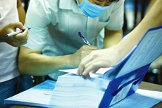 Việc tổ chức đấu thầu trực tiếp trong bối cảnh dịch Covid-19 diễn biến phức tạp có thể làm hạn chế tính cạnh tranh của cuộc thầu và tiềm ẩn nguy cơ lây lan dịch bệnh. Ảnh: Gia Khoa