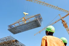 Xu hướng tăng giá hàng hóa đầu vào cho hoạt động sản xuất, kinh doanh, đặc biệt là giá nguyên vật liệu tăng vọt, sẽ đẩy giá hàng hóa, dịch vụ tăng đáng kể. Ảnh: Quang Tuấn