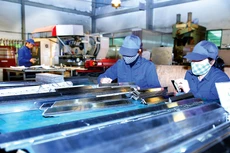 Những chính sách hỗ trợ về thuế, phí dài hạn hơn, hiệu quả hơn sẽ giúp doanh nghiệp có thêm nguồn lực tài chính duy trì và khôi phục sản xuất trong năm 2021 và các năm tiếp theo. Ảnh: Lê Tiên