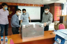 Đại diện Bên mời thầu và các nhà thầu kiểm tra niêm phong hồ sơ dự thầu trước khi mở thầu