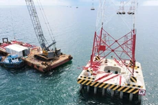 Hạng mục trên biển có tổng cộng 117 vị trí trụ, việc thi công gặp rất nhiều khó khăn do thời tiết diễn biến khó lường