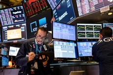 Các nhà giao dịch cổ phiếu trên sàn NYSE ở New York, Mỹ - Ảnh: Reuters.