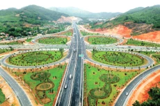 Nhờ áp dụng đấu thầu qua mạng mà hoạt động đấu thầu diễn ra thuận lợi, các dự án, công trình được triển khai đúng tiến độ, đảm bảo hiệu quả sử dụng vốn đầu tư công và tạo việc làm cho nhà thầu trong đại dịch Covid-19. Ảnh: Lê Tiên