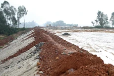 Tổng nhu cầu đất đắp xây dựng đoạn cao tốc Cam Lộ - La Sơn là 1,99 triệu m3 nhưng trữ lượng các mỏ đã được cấp phép khai thác chỉ đáp ứng 25%. Ảnh: Trí Nguyễn