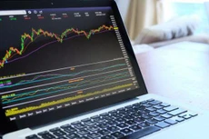 Một nhà đầu tư bị phạt do không báo cáo về giao dịch dự kiến