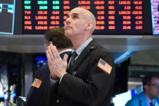 Một nhà giao dịch cổ phiếu trên sàn NYSE ở New York, Mỹ - Ảnh: Reuters.