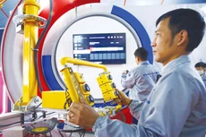 Đào tạo người lao động gắn với nhu cầu đổi mới công nghệ, đổi mới thiết bị của doanh nghiệp là một trong những giải pháp thúc đẩy đổi mới sáng tạo tại Việt Nam. Ảnh: Lê Tiên