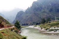 Gói thầu Kè và đường hai bên bờ sông Miện (đoạn từ cầu Suối Tiên đến khu vực Cầu 3/2 tại Hà Giang) sử dụng vốn vay Ngân hàng Phát triển châu Á và vốn đối ứng trong nước. Ảnh: NC st