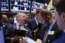 Các nhà giao dịch cổ phiếu trên sàn NYSE - Ảnh: Reuters.