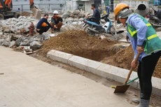 Công ty CP An Thịnh bị “tố” chậm tiến độ tại một gói thầu sửa chữa vỉa hè, hệ thống thoát nước đường Hùng Vương, thị trấn Plei Kần, huyện Ngọc Hồi, tỉnh Kon Tum. Ảnh minh họa: Hoài Anh