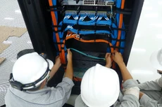 Tại lần mời thầu thứ 2, hồ sơ mời thầu bỏ yêu cầu về Chứng chỉ hành nghề giám sát lắp đặt thiết bị đối với cán bộ phụ trách thi công hệ thống mạng vi tính, điện thoại. Ảnh minh họa: Hoài Tâm