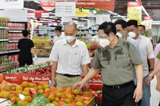 Thủ tướng Chính phủ Phạm Minh Chính thị sát tại một siêu thị trên đường Lê Văn Việt, TP. Thủ Đức trong chuyến kiểm tra công tác phòng, chống dịch Covid-19 tại TP.HCM ngày 26/8/2021. Ảnh: Quý Bắc