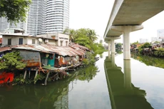 TP.HCM hiện tồn tại hơn 20.000 căn nhà trên và ven kênh rạch cần di dời. Ảnh: Lê Tiên