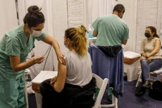 Tiêm chủng ngừa Covid-19 bằng vaccine Covid-19 ở Tel Aviv, Israel - Ảnh: Bloomberg.