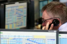 Chứng khoán toàn cầu “dùng dằng” vì số ca nhiễm Covid-19 tăng mạnh