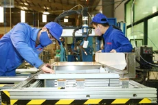 Hỗ trợ người dân và doanh nghiệp phục hồi sản xuất, kinh doanh, khắc phục các tác động tiêu cực của Covid-19 là một trong những nhiệm vụ quan trọng tại Nghị quyết số 02/NQ-CP. Ảnh: Lê Tiên