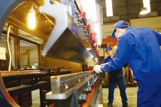 Cộng đồng doanh nghiệp mong Chính phủ tiếp tục thực hiện các giải pháp hỗ trợ theo hướng dễ tiếp cận và hiệu quả hơn . Ảnh: Lê Tiên