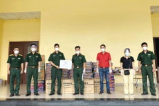 Tặng quà hỗ trợ Bệnh viện dã chiến 5B - Cục Hậu cần, Quân khu 7 tại tỉnh Bình Dương