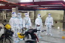 Nhóm công tác thuộc Đội quản lý lưới điện 2, Công ty Điện lực Thủ Đức (TP.HCM) chuẩn bị thi công cấp điện cho bệnh viện dã chiến trên địa bàn