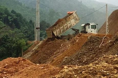 Theo các chuyên gia, yêu cầu nhà thầu phải đề xuất cụ thể vị trí bãi đổ thải, có xác nhận cho phép đổ thải của đơn vị quản lý bãi đổ thải… là một dạng “giấy phép con”. Ảnh minh họa: Nguyễn Hoàng