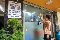Một quán ăn chuẩn bị để bán hàng trở lại. (Nguồn: Vietnam+)