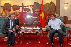 Bộ trưởng Bộ Kế hoạch và Đầu tư Nguyễn Chí Dũng trao đổi với Ban lãnh đạo mới của Diễn đàn Doanh nghiệp Việt Nam (VBF) về việc tổ chức VBF năm 2021. Ảnh: Trương Gia