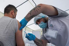Tiêm phòng Covid-19 bằng vaccine Sputnik tại một cơ sở ở Moscơ, Nga, tháng 6/2021 - Ảnh: Reuters.