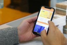 Cần sự đồng lòng của ngân hàng trong việc thực hiện đề xuất giảm ngưỡng bắt buộc giao dịch không tiền mặt. Ảnh: Lê Tiên