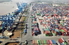 6 tháng đầu năm 2021, khối lượng hàng container thông qua cảng biển tăng 25% so với cùng kỳ năm 2020, mức tăng cao nhất trong vài năm trở lại đây. Ảnh: Lê Tiên